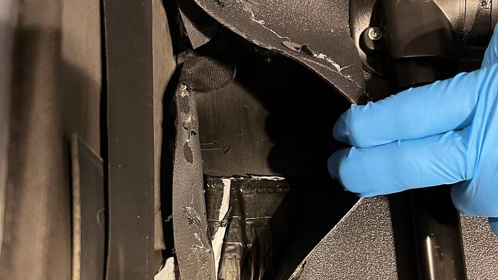Ein Brasilianer versuchte am Flughafen Zürich hinter einem doppelten Boden im Koffer fünf Kilogramm Kokain in die Schweiz zu schmuggeln.