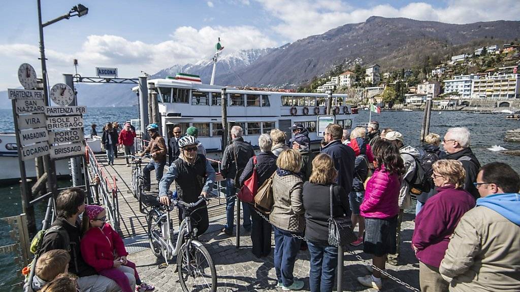 Ferien in der Schweiz sind in der hiesigen Bevölkerung wieder in, zum Beispiel im Tessin: Touristen verlassen ein Ausflugsschiff am Ufer des Lago Maggiore in Ascona.
