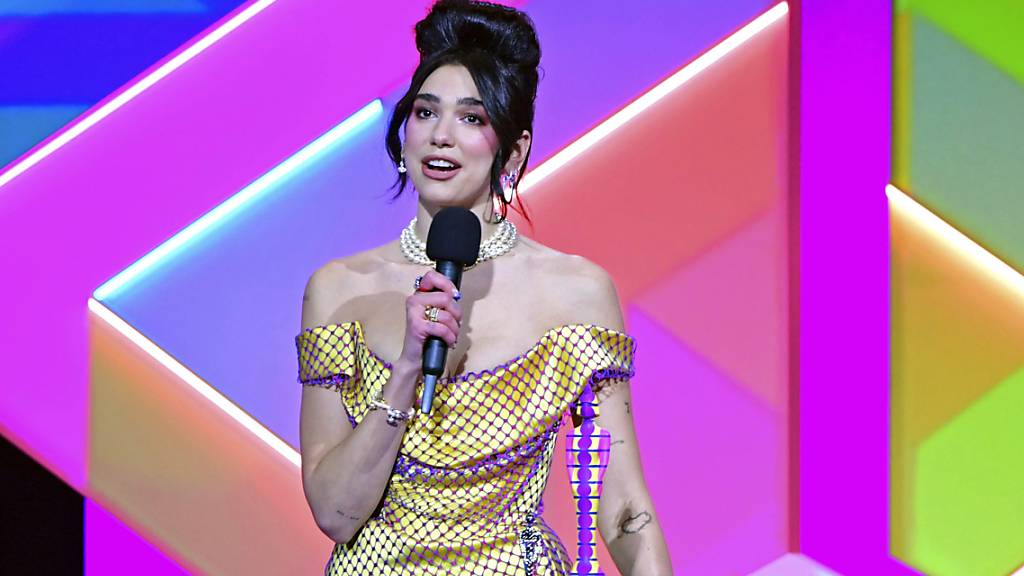 Popstar Dua Lipa ist bei den Brit Awards zum zweiten Mal als beste britische Künstlerin ausgezeichnet worden.