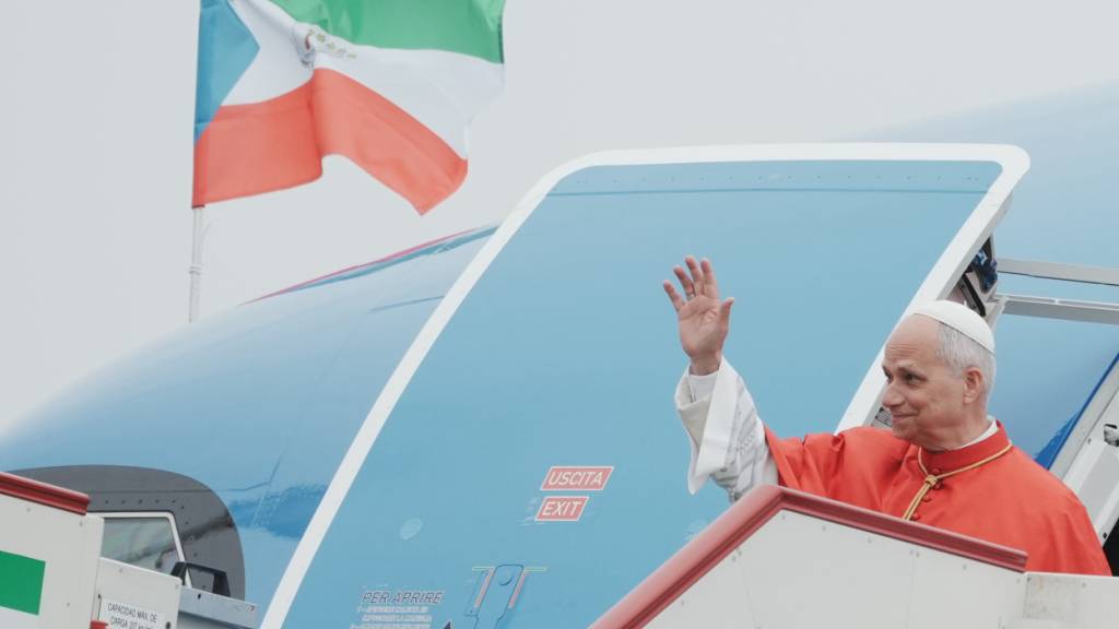 Papst Leo XIV. kommt auf dem internationalen Flughafen von Malabo in Äquatorialguinea an. Foto: Andrew Medichini/AP/dpa