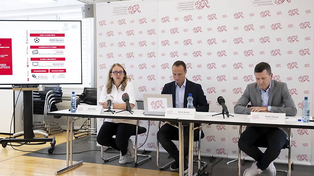 Turnierdirektorin Doris Keller, SFV-Medienchef Adrian Arnold und SFV-Generalsekretär Robert Breiter (v.l.n.r.) geben knapp zwei Jahre vor der EM 2025 in der Schweiz Auskunft