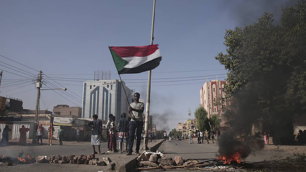 Bei Kundgebungen für Demokratie wurden im Sudan mehrere Zivilisten erschossen. Foto: Marwan Ali/AP/dpa