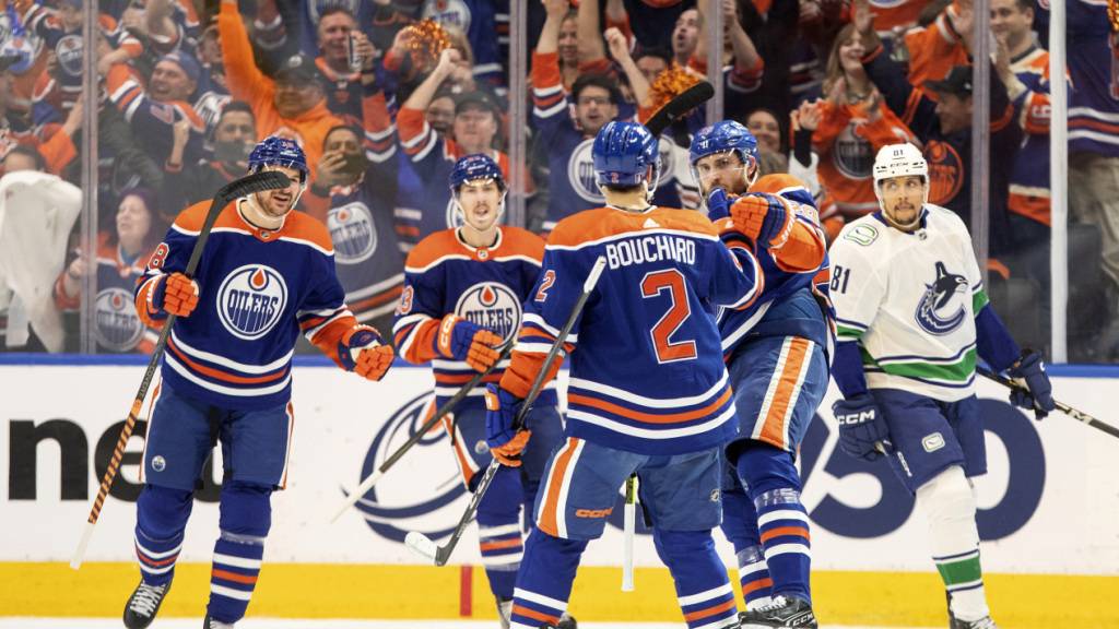 Die Edmonton Oilers feiern in der Serie gegen die Vancouver Canucks einen Heimerfolg