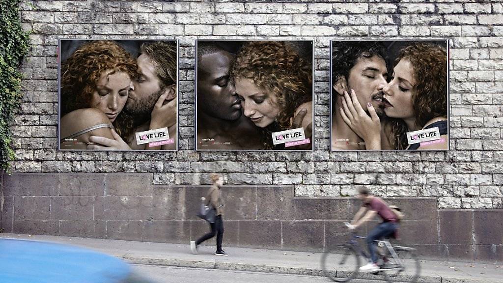 Mit solchen Plakaten will das Bundesamt für Gesundheit auf das Problem von Geschlechtskrankheiten aufmerksam machen und an die Safer-Sex-Regeln erinnern.
