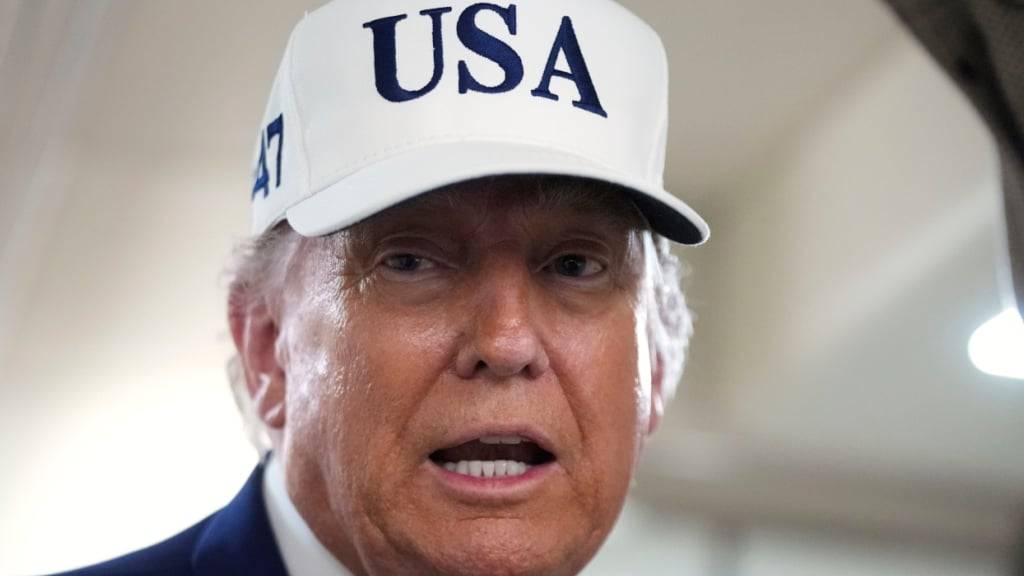 US-Präsident Donald Trump spricht zu Reportern an Bord der Air Force One auf dem Weg von der Joint Base Andrews in Maryland zum Morristown Municipal Airport in Morristown, New Jersey. Foto: Manuel Balce Ceneta/AP/dpa