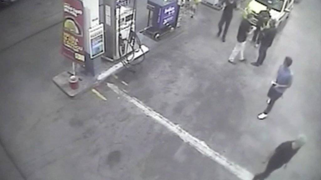 Die Bilder der Überwachungskamera zeigen Ryan Lochte und seine Kollegen auf dem Areal der Tankstelle