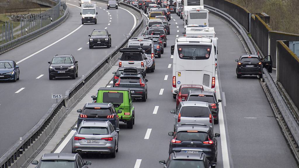 Der Reiseverkehr staut sich vor dem Gotthard-Strassentunnel. (Archivbild)