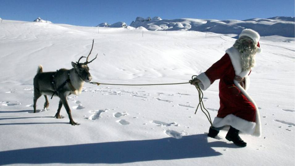 Im Mittelland muss der Weihnachtsmann nur noch selten durch den Schnee zu den Kindern stapfen. (Archivbild)