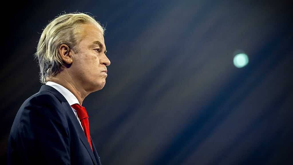 Geert Wilders, Parteivorsitzender der Partei für die Freiheit (PVV), während der Wahldebatte von EenVandaag «Die Zukunft der Niederlande». Sechs Parteiführer werden im Vorfeld der Wahlen zum Repräsentantenhaus miteinander debattieren. Einen Tag vor der niederländischen Parlamentswahl sagen Umfragen dem Rechtspopulisten Wilders große Gewinne voraus. Foto: Koen Van Weel/ANP/dpa
