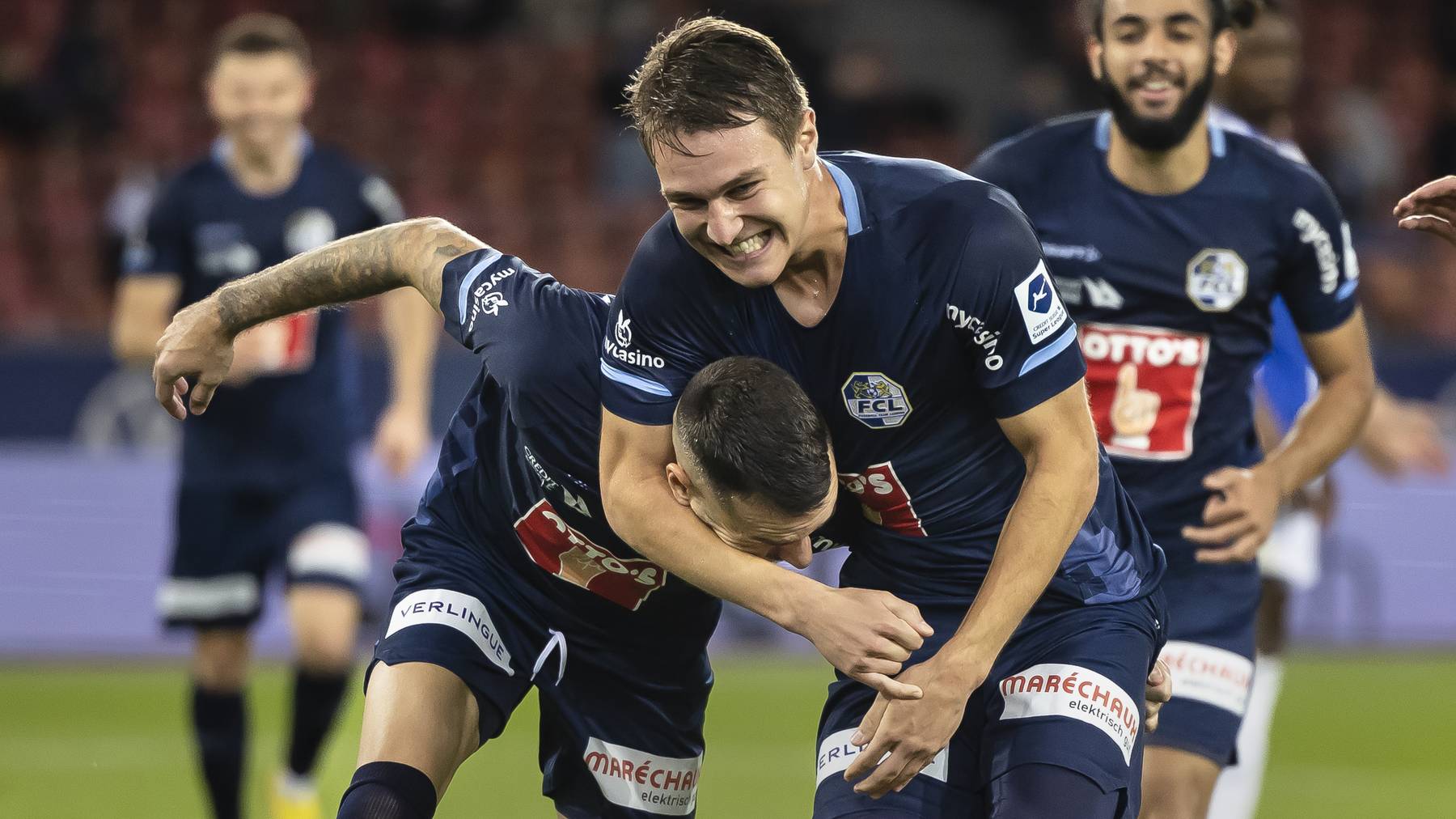 FC Luzerns Dejan Sorgic, links, jubelt mit Marco Burch, Mitte, nach seinem Tor zum 3:1 im Fussball Meisterschaftsspiel der Super League zwischen dem Grasshopper Club Zuerich und dem FC Luzern im Letzigrund Stadion, am Samstag, 29. Oktober 2022 in Zuerich.