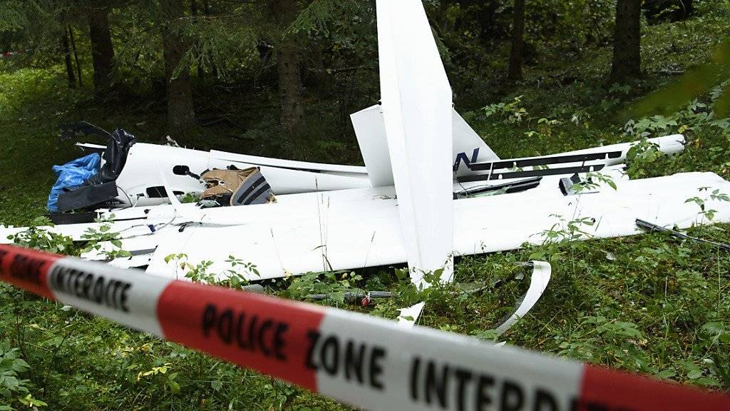 Das zertrümmerte Segelflugzeug, in dem zwei Menschen ums Leben gekommen sind.  (KEYSTONE/Laurent Gillieron)