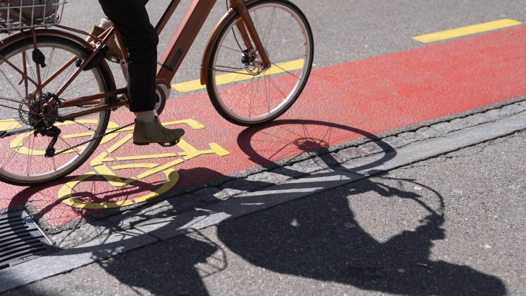 Die Stadtzürcherinnen und Stadtzürcher wollen die Velo-Infrastruktur ausbauen. Sie bewilligten am Sonntag 350 Millionen Franken. (Archivbild)