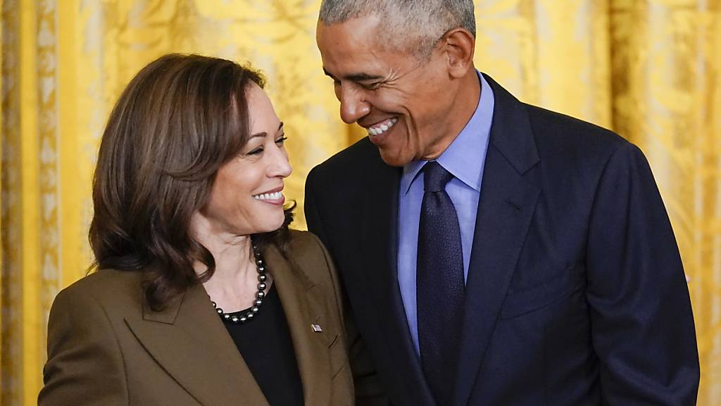 ARCHIV - Kamala Harris, Vizepräsidentin der USA, und Barack Obama, ehemaliger Präsident der USA, sprechen im East Room des Weißen Hauses miteinander. Foto: Carolyn Kaster/AP/dpa