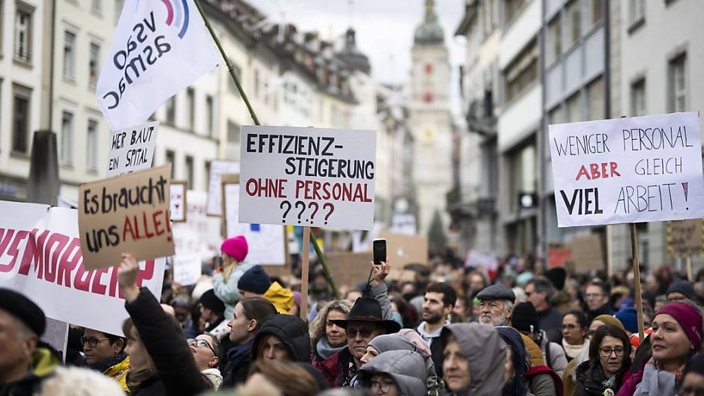 Am vergangenen Samstag protestierte das Spitalpersonal an einer Kundgebung in St. Gallen gegen den geplanten Stellenabbau. (Archivbild)