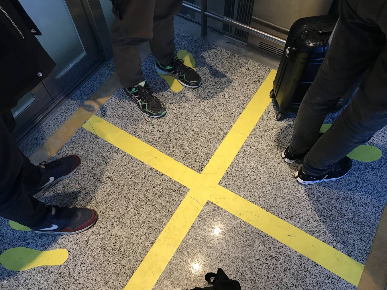 Im Lift, der zur Passkontrolle führt, ist genau markiert, wer wo stehen muss, damit die Abstandsregeln eingehalten werden.