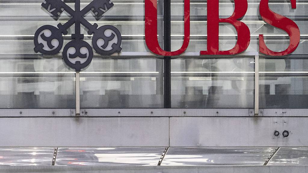 Die Wettbewerbskommission nimmt sich der Übernahme der CS durch die UBS an. (Symbolbild)