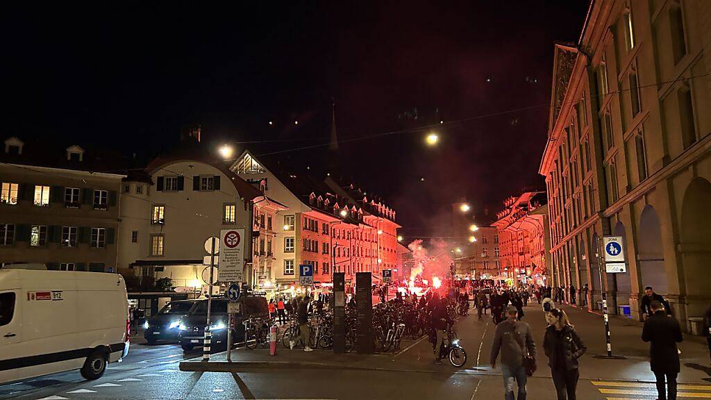 Gegen Staat, Kapital und Faschismus sind am Samstagabend mehrere Hundert Personen in Bern «spazieren» gegangen.