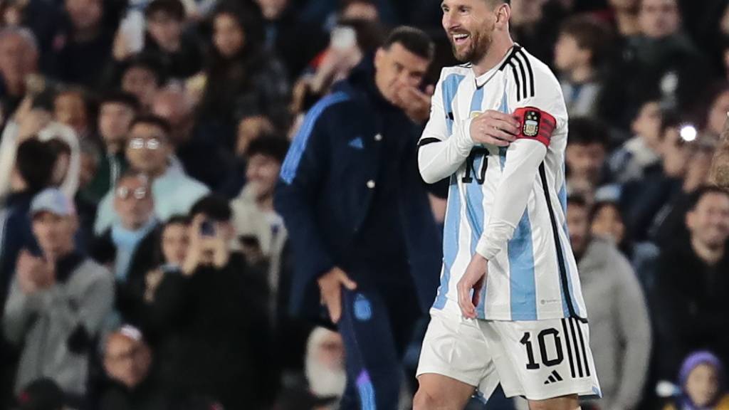 Lionel Messi freut sich in Buenos Aires bei seiner Einwechslung in der 53. Minute über den Applaus des Publikums