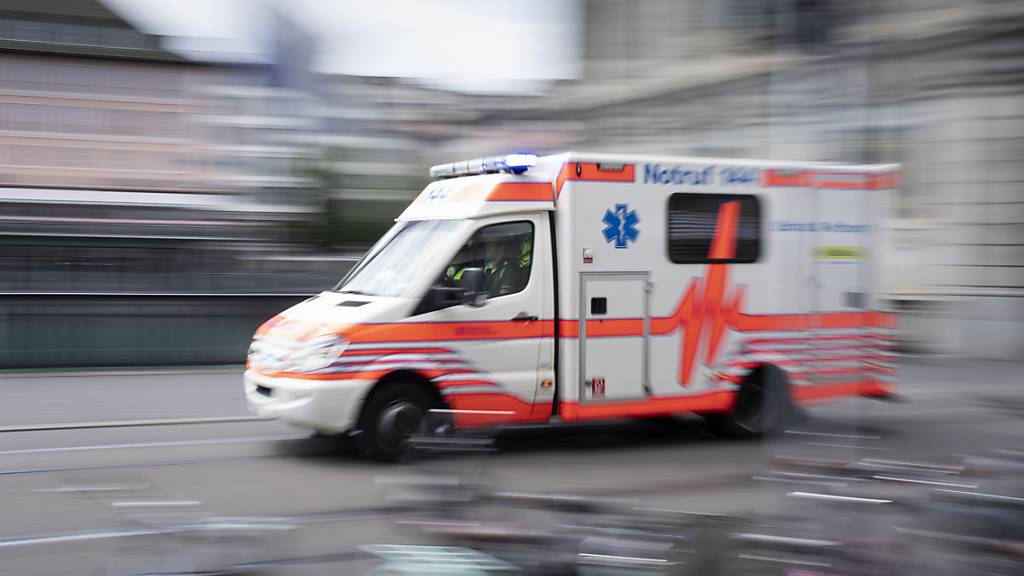 Die Ambulanz brachte einen verletzten Fallschirmspringer ins Spital (Symbolbild)