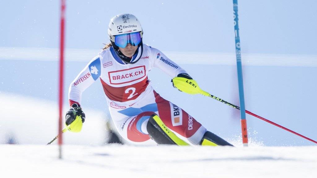 Wendy Holdener fährt auf ihrem Hausberg im Slalom überlegen zu Gold