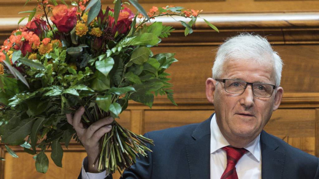 Hans Stöckli freut sich über seine Wahl zum Ständeratspräsidenten am ersten Tag der 51. Legislatur der Eidgenössischen Räte am Montag im Ständerat in Bern.