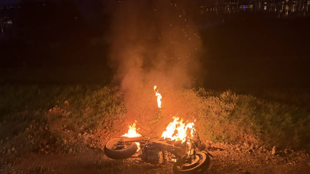 Die örtlichen Feuerwehren mussten nach einem Unfall bei Sempach Station ein brennendes Motorrad löschen.