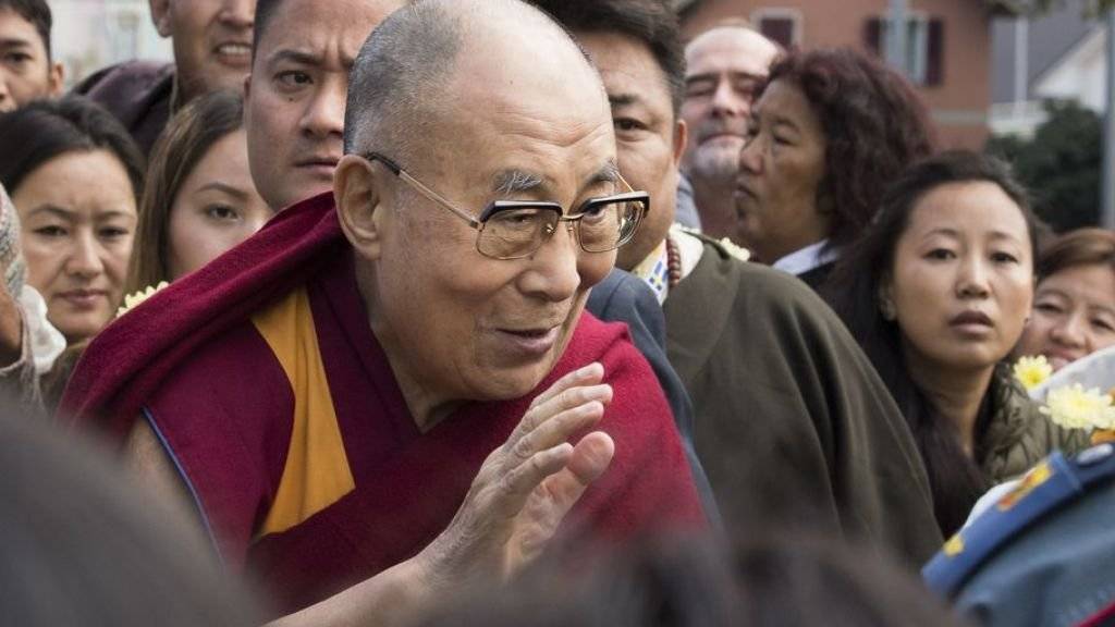 Der Dalai Lama wird von Exil-Tibetern vor dem Haus der Religionen in Bern empfangen.