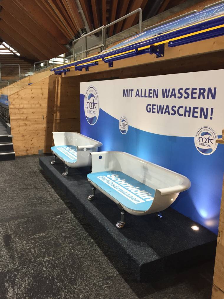 Neben Toiletten stehen den bestraften Eishockeyspielern auch aufgeschnittenenen Badewannen zur Verfügung. zVg