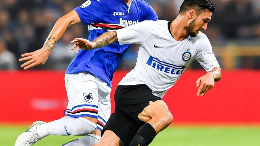 Inters Matteo Politano enteilt Nicola Murru von Sampdoria Genua