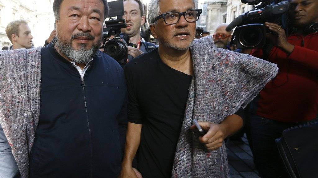 Anish Kapoor (r) und Ai Weiwei am Donnerstag in London auf ihrem Solidaritätsmarsch für Flüchtlinge.