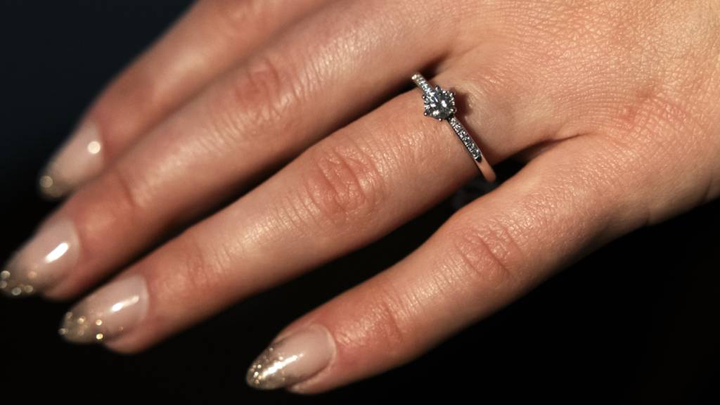 Ist der Homo sapiens monogam - und falls ja, in welchem Masse? Einer neuen Studie zufolge ist der Mensch weniger monogam als der Biber, aber gilt dennoch als monogame Art.