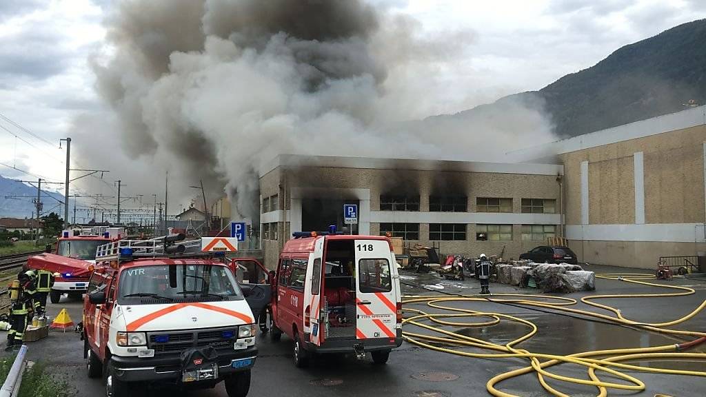 Die Brandursache ist noch unklar. Feuerwehrleute versuchen den Brand zu löschen.