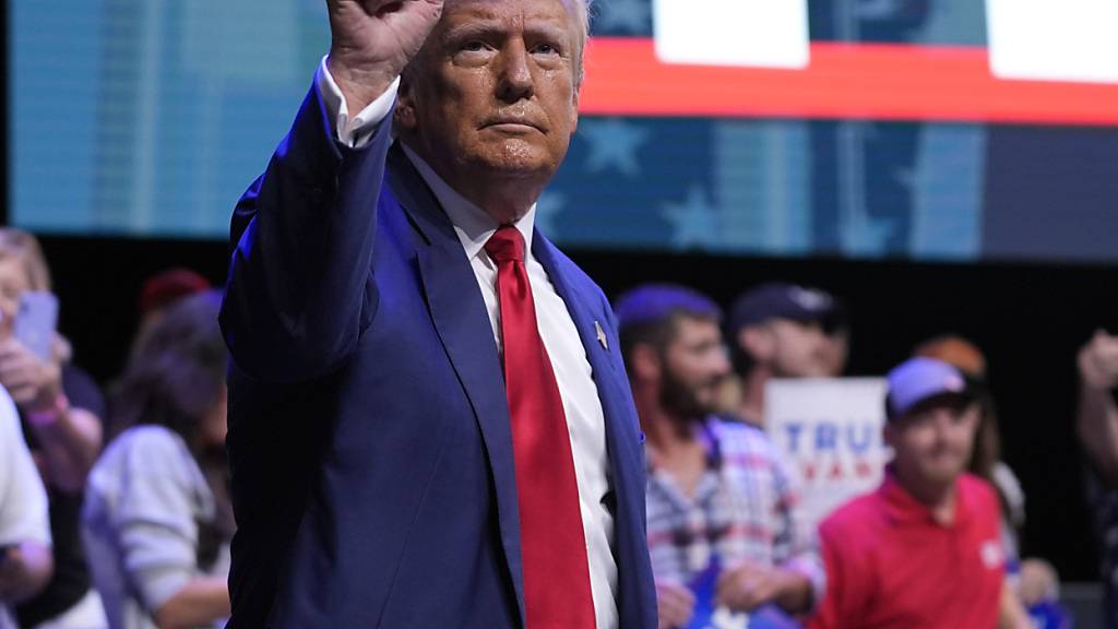 Der republikanische US-Präsidentschaftskandidat und ehemalige US-Präsident Donald Trump steht auf der Bühne im Johnny Mercer Theatre Civic Center zum Thema Steuergesetzgebung und Produktion. Foto: Evan Vucci/AP