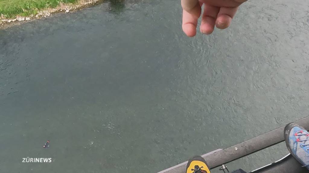 Rettungskräfte trainieren vor Badesaison die Wasserrettung