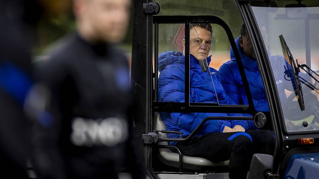 Bondscoach Van Gaal nach Sturz verletzt im Rollstuhl