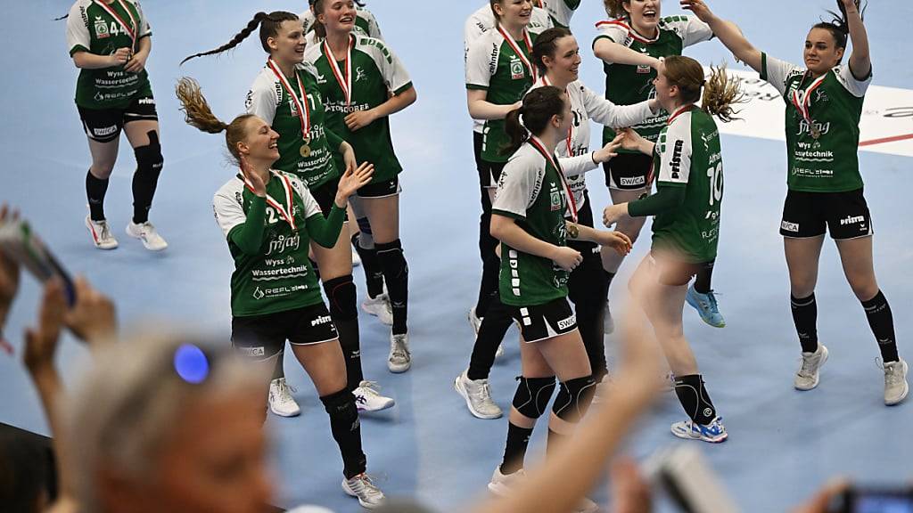 Die Handballerinnen von Brühl St. Gallen feiern ausgelassen