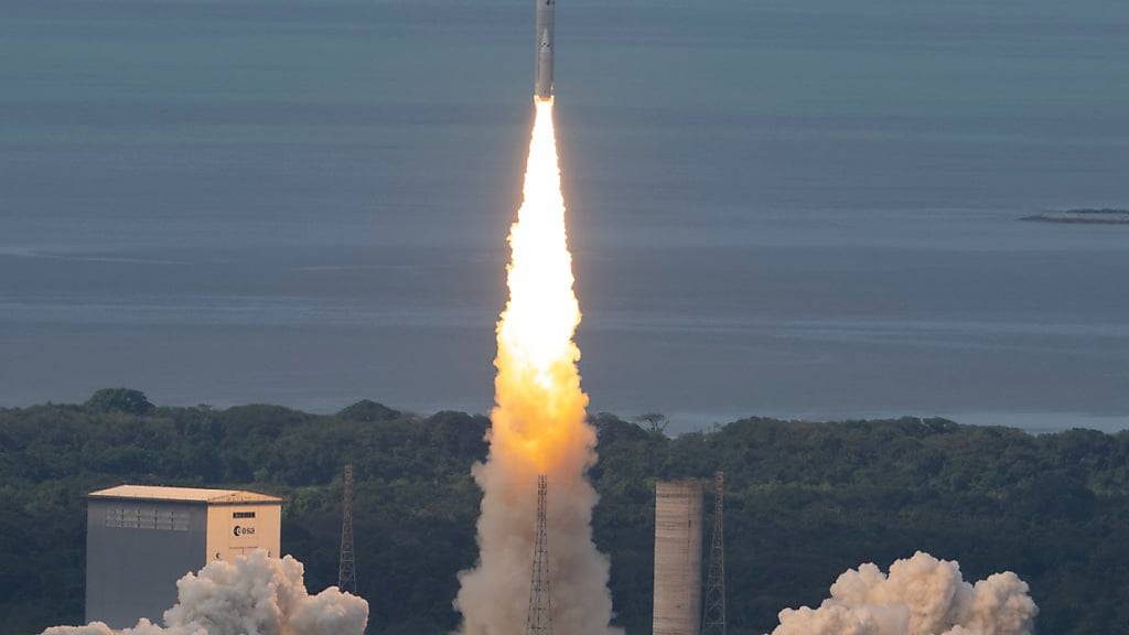 Die neue europäische Schwerlast-Trägerrakete Ariane 6 soll im ersten Quartal 2025 zu ihrem ersten kommerziellen Flug abheben. (Archivbild)