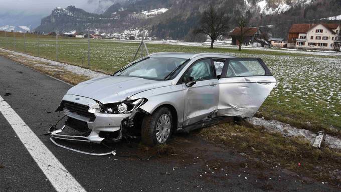 Autofahrer kracht übermüdet in Zaun