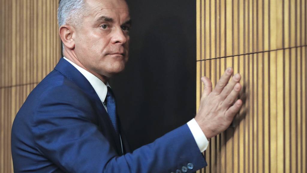 ARCHIV - Vladimir Plahotniuc, der Vorsitzende der Demokratischen Partei, verlässt nach einer Presseerklärung den Raum. Nach Jahren auf der Flucht ist der Oligarch Vladimir Plahotniuc an Moldau ausgeliefert worden. Foto: Vadim Ghirda/AP/dpa