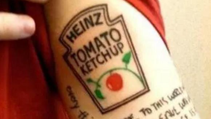 Ed Sheeran hat sich Heinz-Ketchup-Logo tätowiert