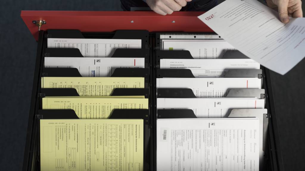 Eine vom Ständerat angenommene Motion verlangt, dass RAV die Möglichkeit haben sollen, meldepflichtige Unternehmen zu sanktionieren, wenn diese geeignete Kandidierende nicht akzeptieren. (Themenbild)