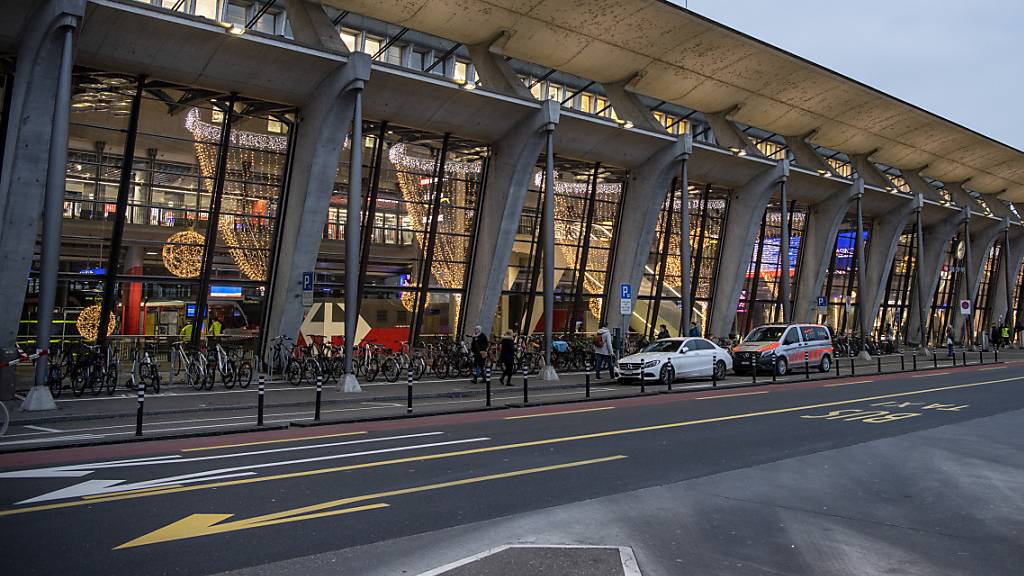 Auf dem Bahnhofsplatz soll im Sommer eine neue Carhaltekante gebaut werden. (Archivbild)