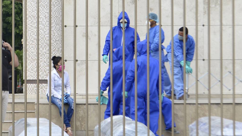 In der ecuadorianischen Metropole Guayaquil kommt man kaum noch mit den zahlreichen Coronavirus-Toten zurecht - nun eilt die Zentralregierung aus Quito zu Hilfe.