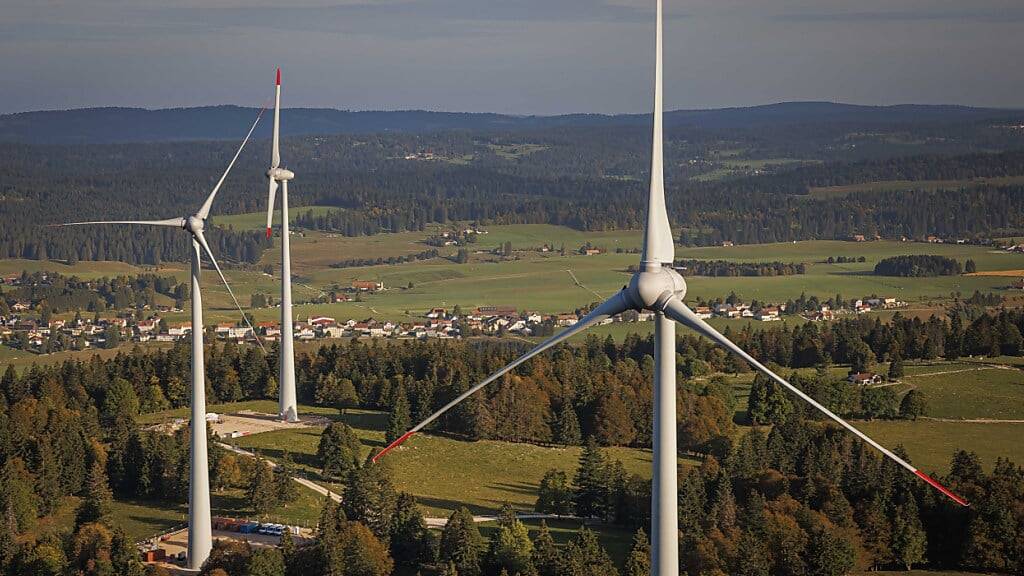 In Thundorf TG regt sich weiterhin Widerstand gegen Windkraftanlagen. Im Bild Windturbinen in Sainte-Croix (VD).