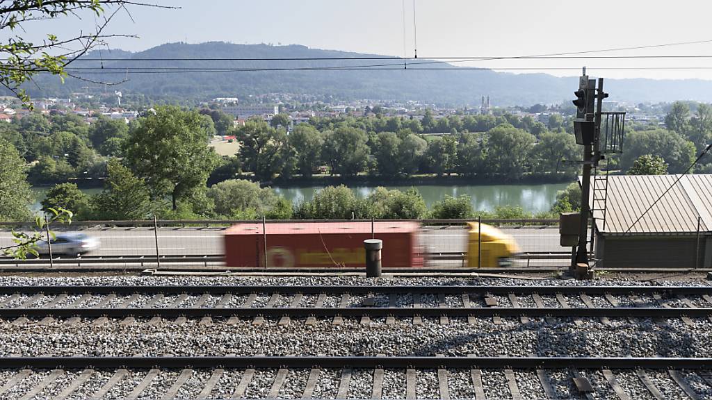 Künftig sollen mehr Güter auf der Schiene statt auf der Strasse transportiert werden. Der Bundesrat schlägt dazu ein Reformpaket im Umfang von mehreren hundert Millionen Franken vor. (Themenbild)