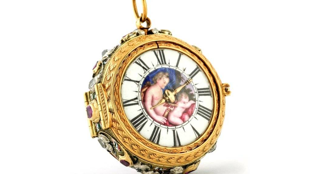 In Genf und Den Haag entstand um 1690 diese Goldemail-Uhr mit goldenem Übergehäuse, Diamanten und Rubinen.
