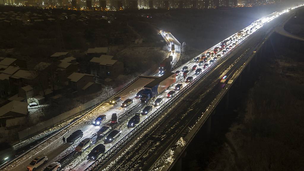 Die Schneefälle in China behindern zahlreiche Menschen auf ihrer Reise zum Neujahrsfest. Foto: Chinatopix/AP/dpa