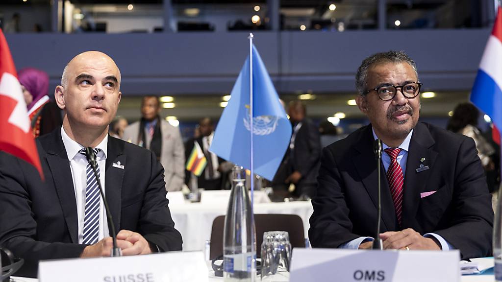 Eröffnen die 76. WHO-Jahrestagung in Genf: Bundespräsident Alain Berset (links) und WHO-Direktor Tedros Adhanom Ghebreyesus. (Archivbild)