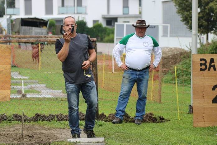 Hufeisenwerfern in Niederuzwil: eine unbekannte Sportart. (Bild: ahpa.ch)