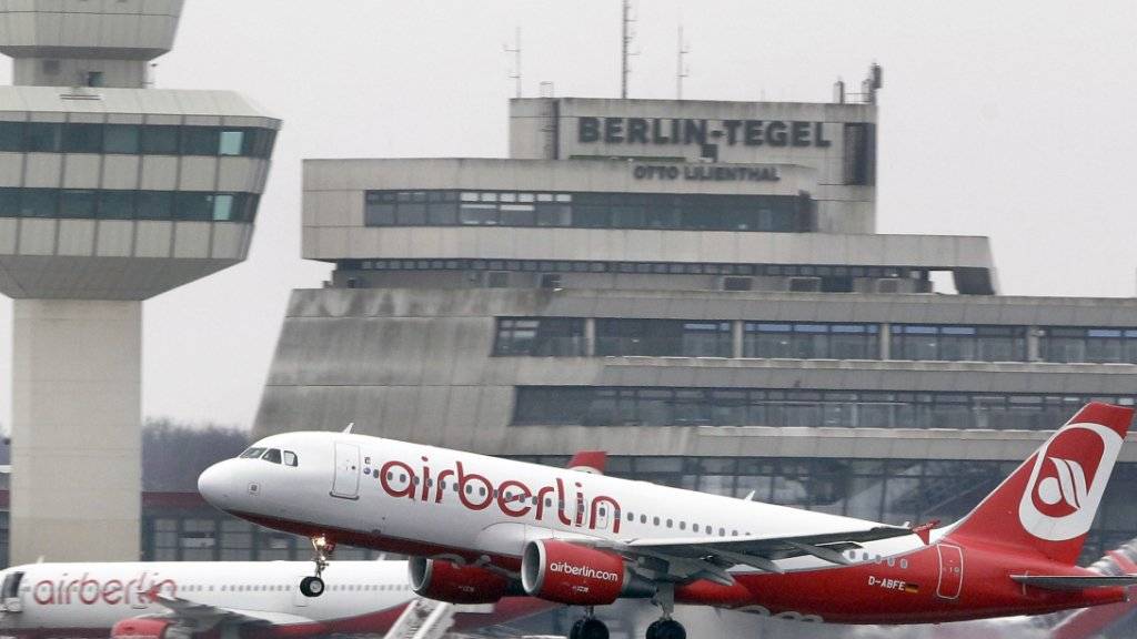 Air Berlin kommt nicht so schnell aus der Krise. Die Passagierzahlen sind weiterhin rückläufig. (Archiv)